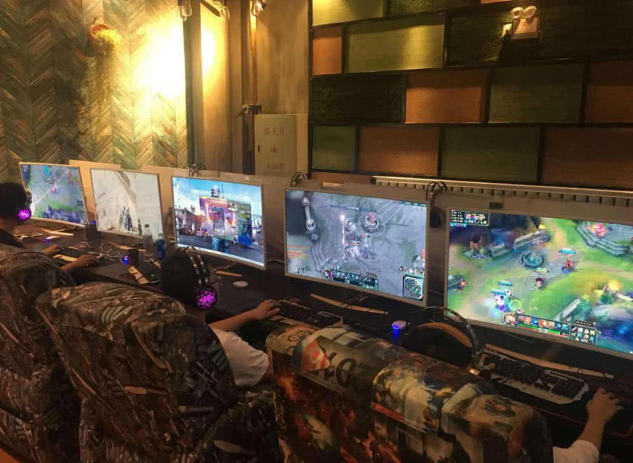 网吧熬夜打游戏,必备的4样"道具",最后一种根本睡不着!