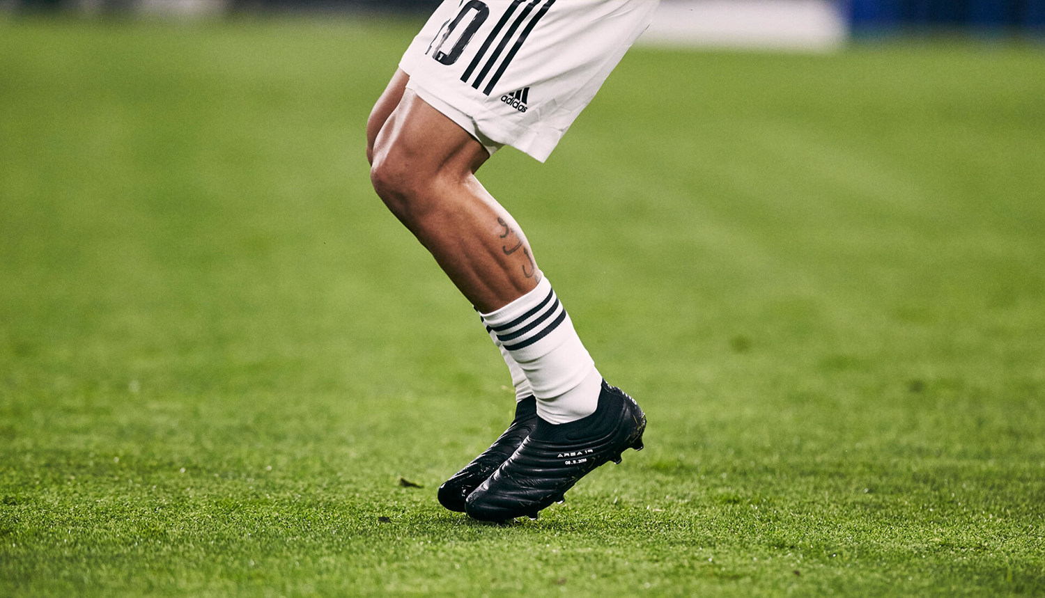 迪巴拉穿着全新阿迪达斯战靴亮相欧冠联赛