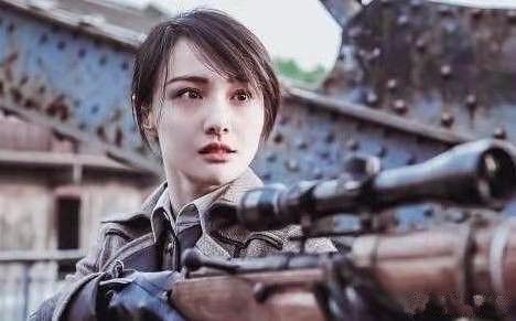 不少网友表示这是第一次见郑爽正式的军装造型,英姿飒爽让人期待.