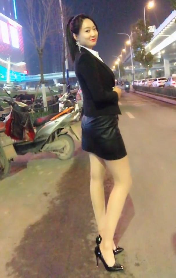夜晚站在街边的制服小姐姐,靓丽成一道美丽的风景