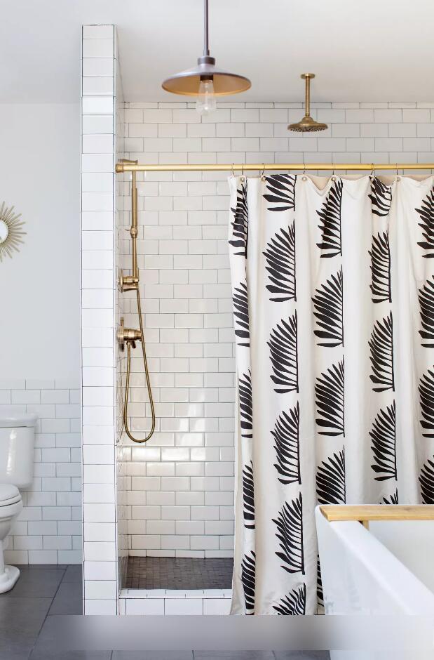 淋浴也改成了干湿分离,不光加了浴帘,下面还铺设了防水台,洗澡时再也