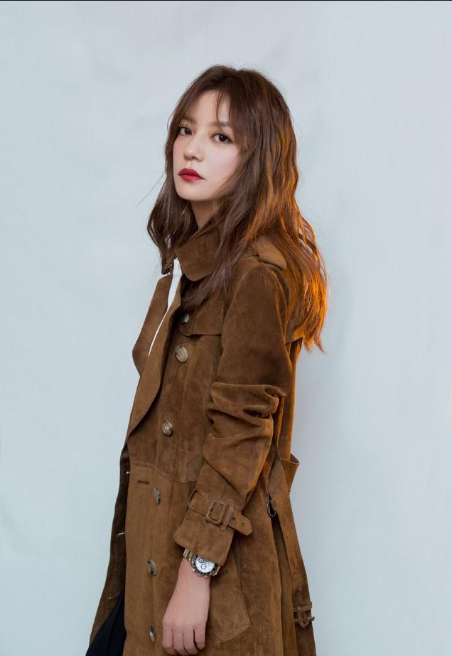 赵薇打扮精致长发微卷尽显魅力 现身红毯支持公益笑容甜美可爱