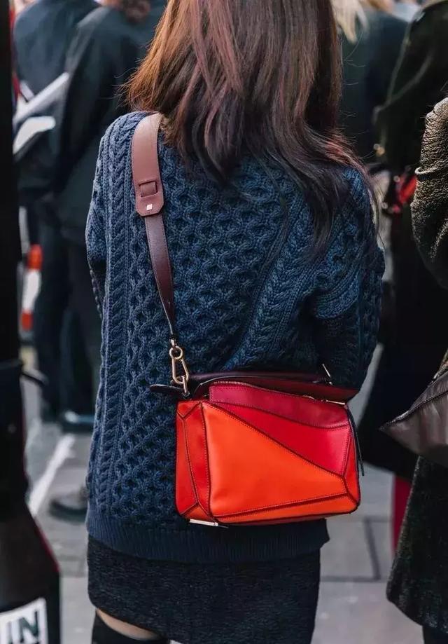 冬天最适合一个红色包包来提亮你整个look!