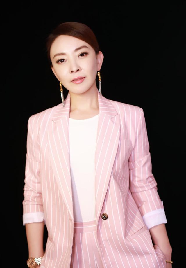 她出道23年未红,38岁嫁给爱情,现42岁搭档潘粤明终于走红