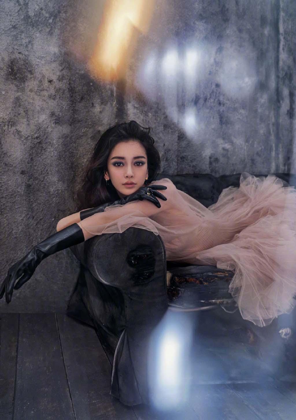 杨颖写真照曝光,蓝色烟熏妆配裸粉色轻纱裙,趴沙发上魅力满分