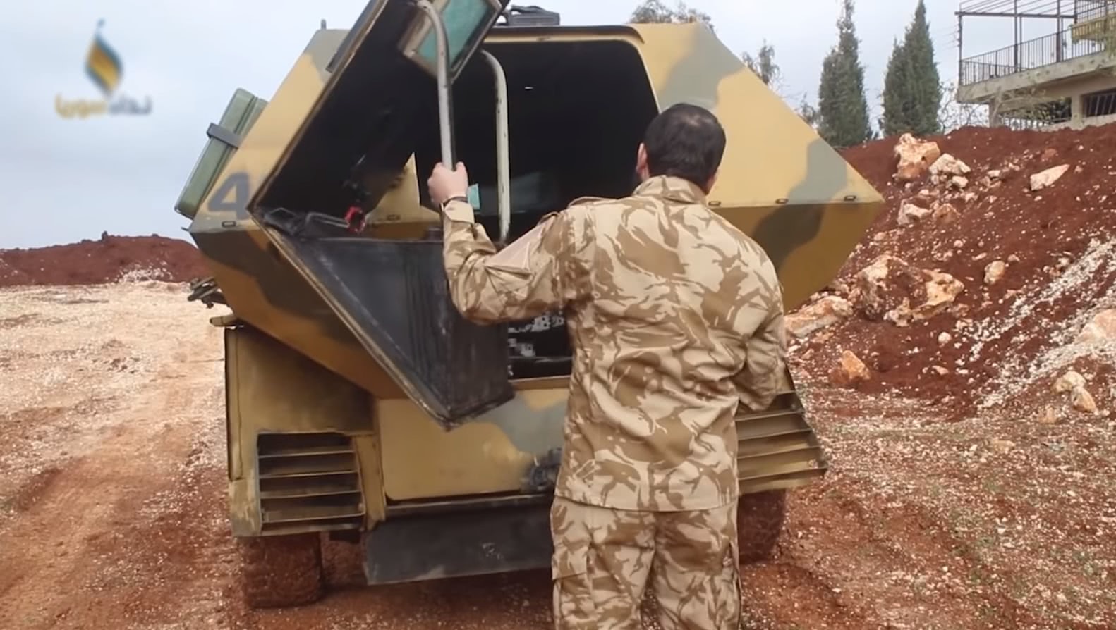 要与政府军死磕到底:叙反对派亮出带遥控武器站土制新装甲车