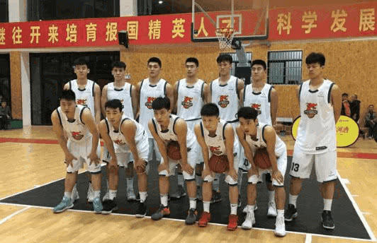 而作为当年亚洲第一大前锋巩晓彬的儿子巩峻青同样也不甘示弱,他现在