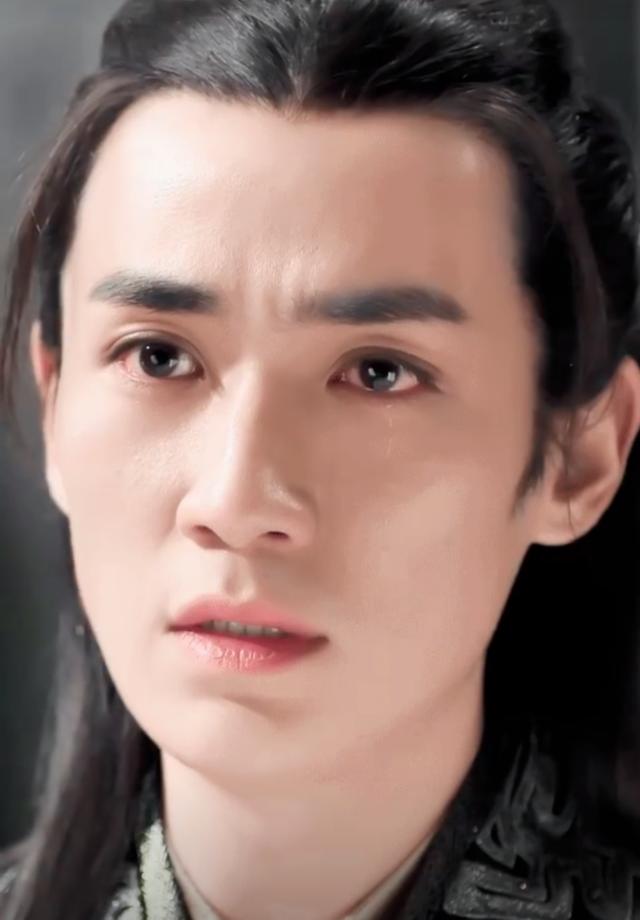 而眼中含泪的朱一龙,眉眼如画一般,眼眶中蓄满了泪水,仿