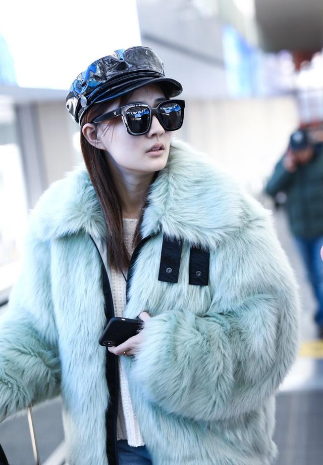 别看女星走红毯时冻得慌私下里都很会保暖徐璐还穿貂皮大衣