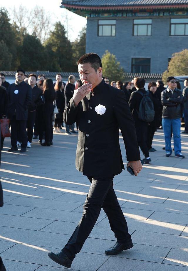 刘江追悼会举行:姚晨现身,李冰冰,范冰冰等大半个娱乐圈送挽联