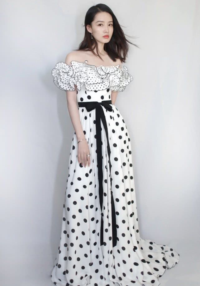 李沁怕是嫌裙子太单调,在上面贴"纸片",没想到解锁新时尚!