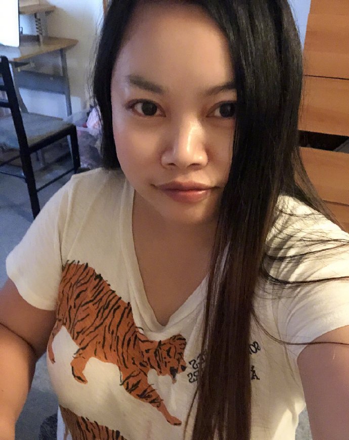 "网红鼻祖"凤姐晒近照,肤白貌美很年轻,与当年气质相差甚远