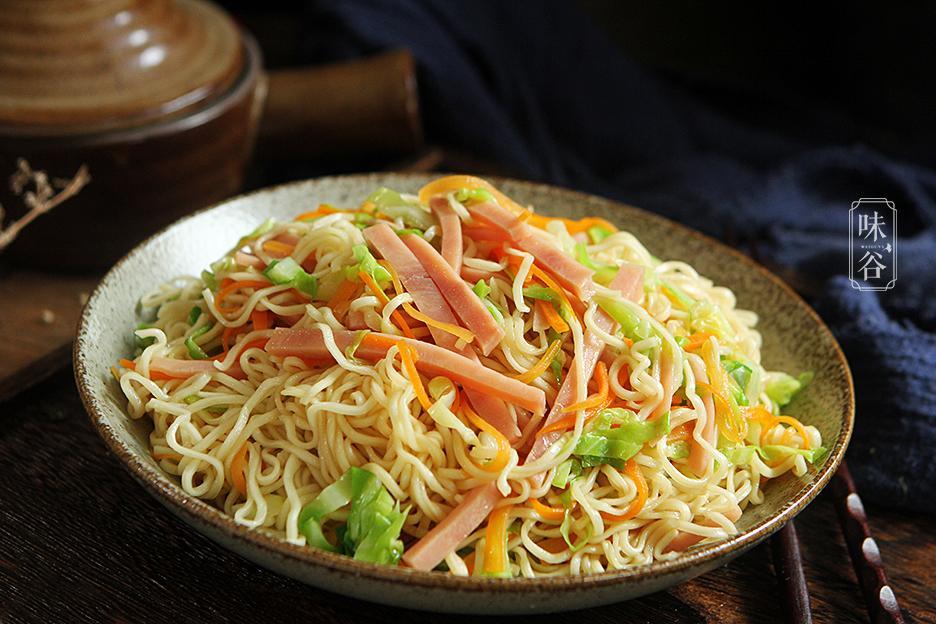 教你在家做家常三丝炒面,简单美味不油腻,早餐晚餐都适合