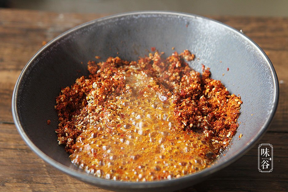 冬日家常必备的油泼辣子,颜色红亮味道香,太诱人了,一学就会!