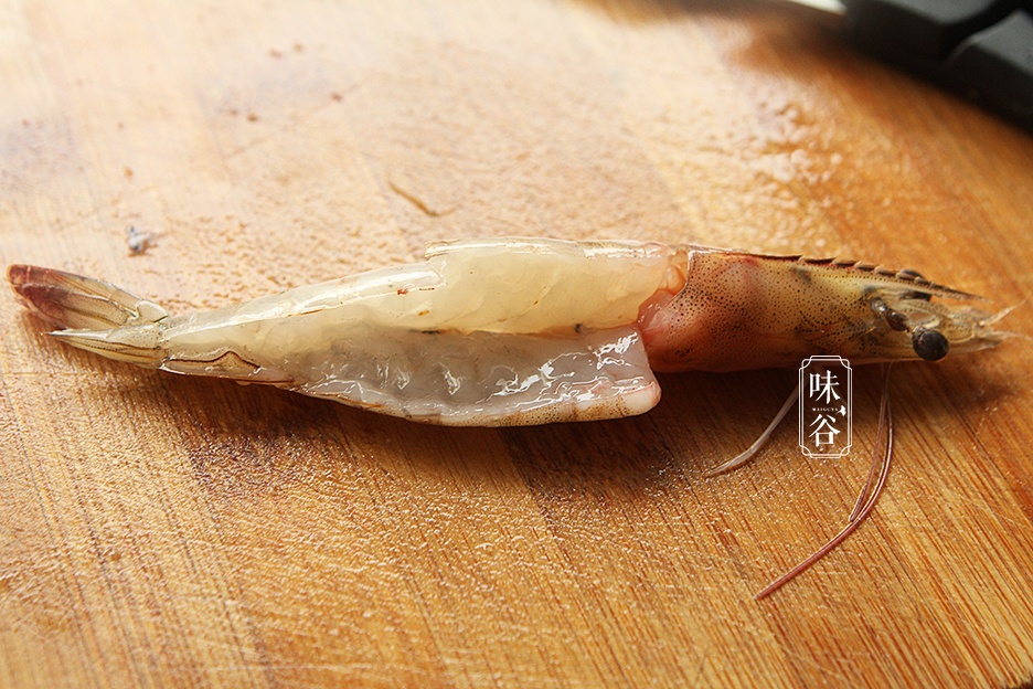 【做法】:1,把虾足和虾须切掉,再从虾头后面开始剪开虾背,用刀背把虾