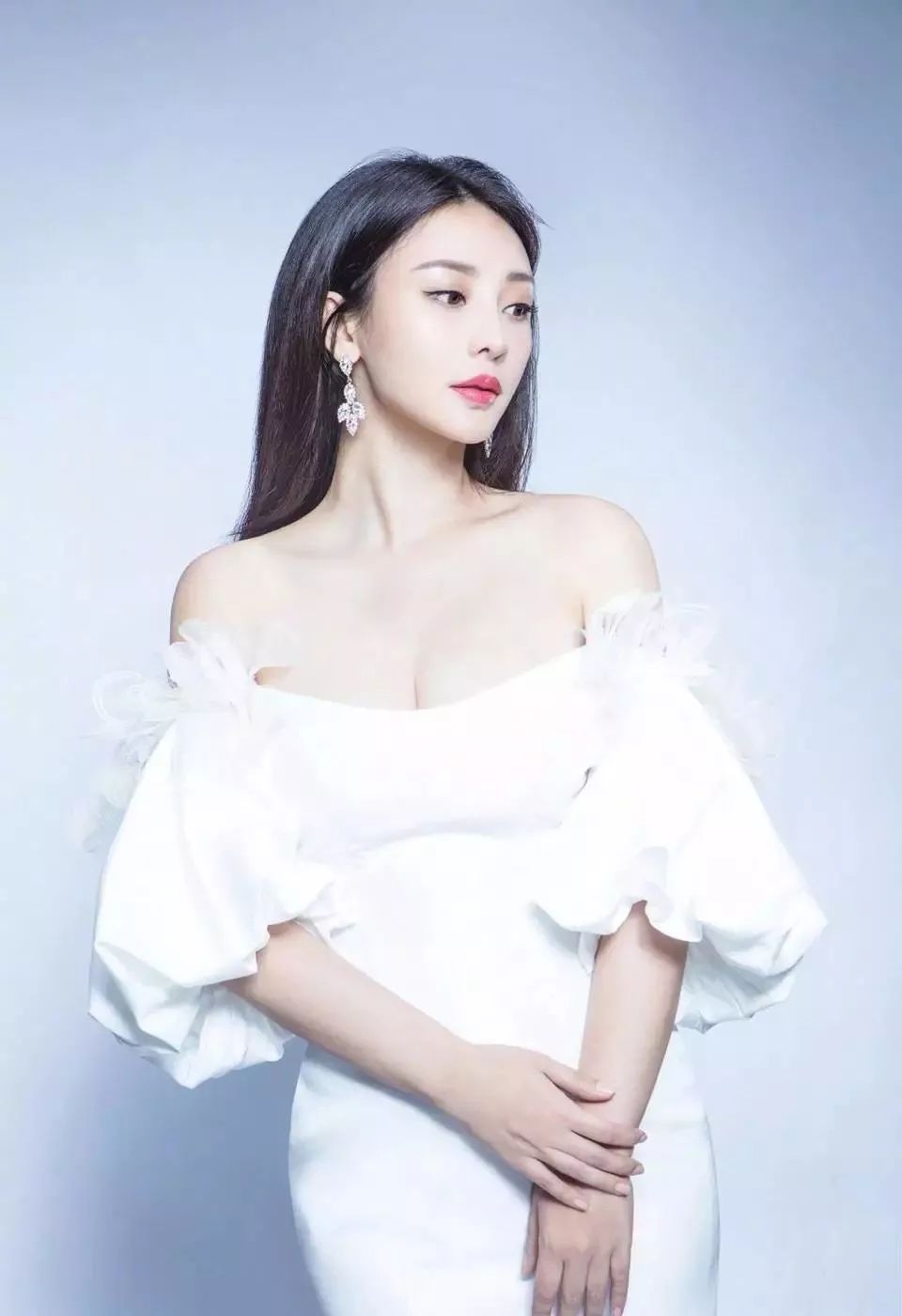 柳岩重拾性感深v透视礼服现身秀傲人上围让人挪不开眼