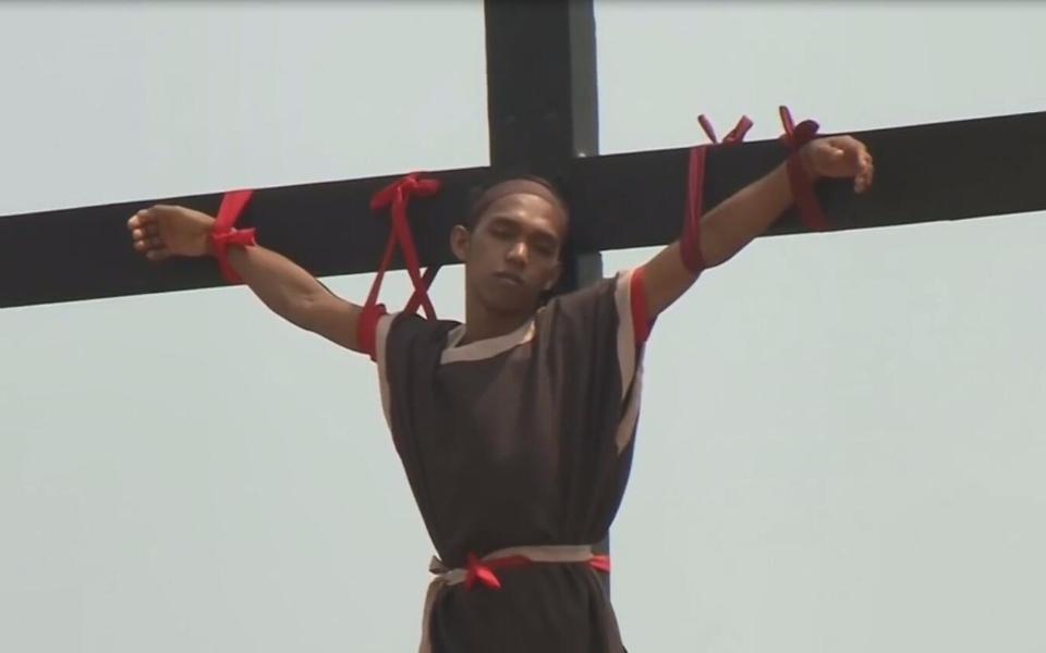 3个老外自愿被人钉在十字架上24小时!