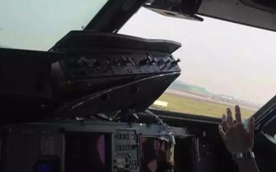 中国版“萨利机长”！ 川航机组生死之间完成史诗备降