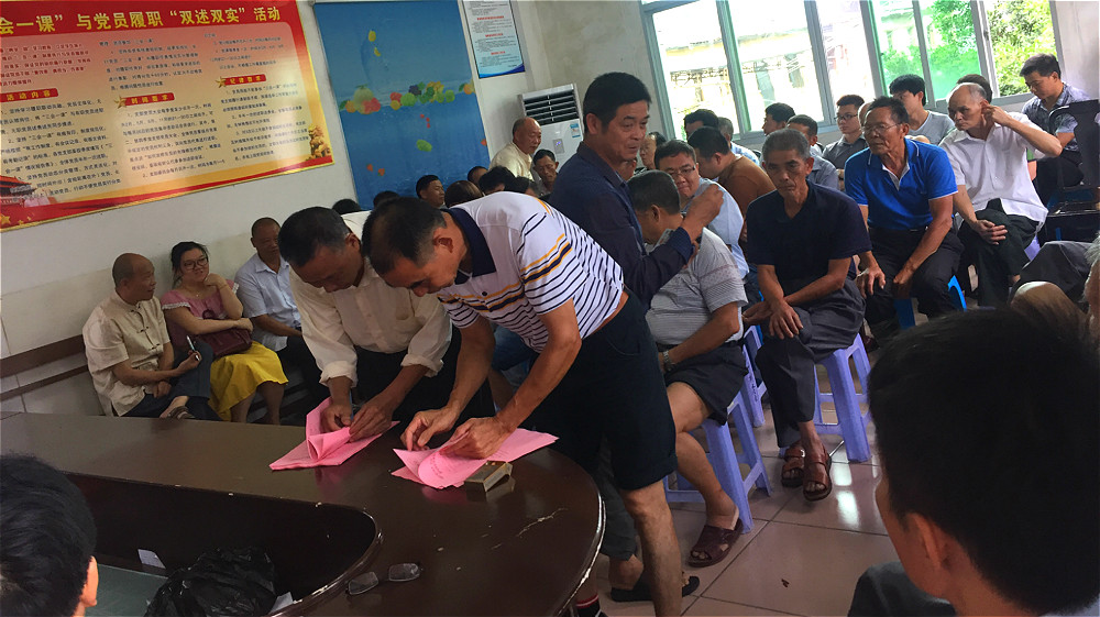 农村选举村干部:为啥岁数大当选的多?青年当选的少!