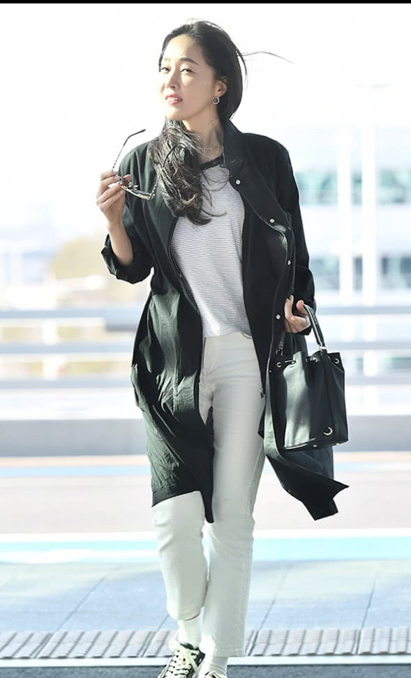 严智媛穿着一件黑色长款衬衫现身机场满满文艺气质