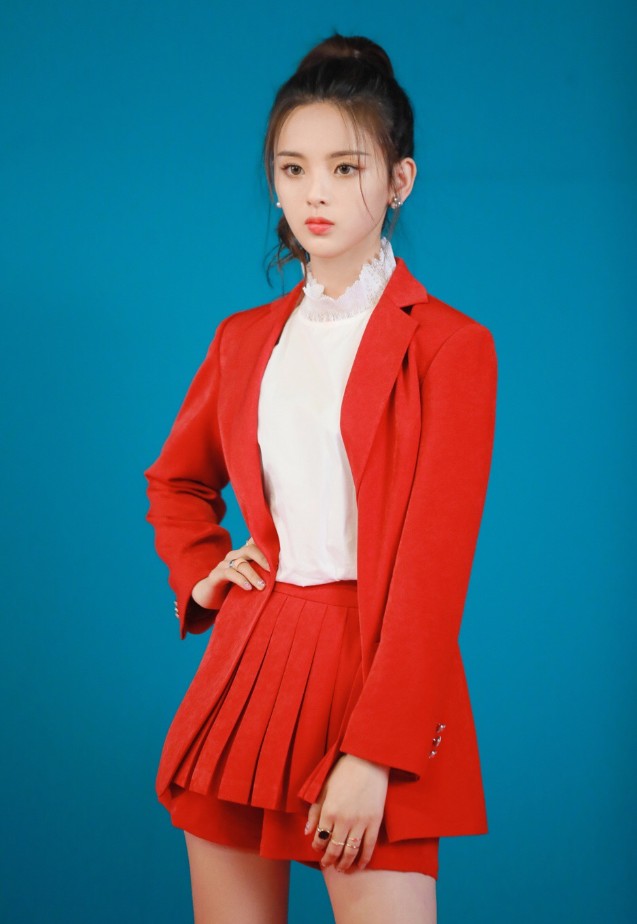 俗话说"人靠衣装马靠鞍",当我们的村花杨超越穿上了这套红色的西装