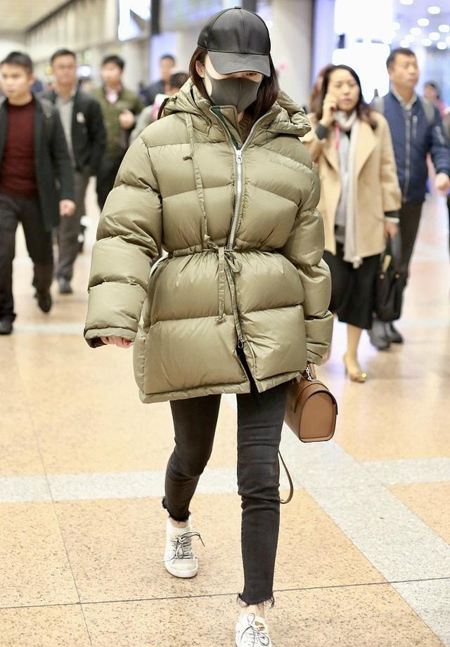 霍思燕上身穿6千块的超厚羽绒服,下身却露脚踝