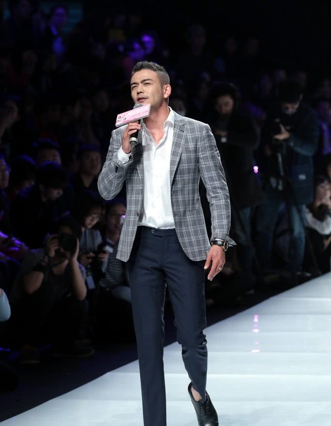 杨烁女儿正面照,卷发大眼呆萌超像娃娃,难怪成"女儿奴"