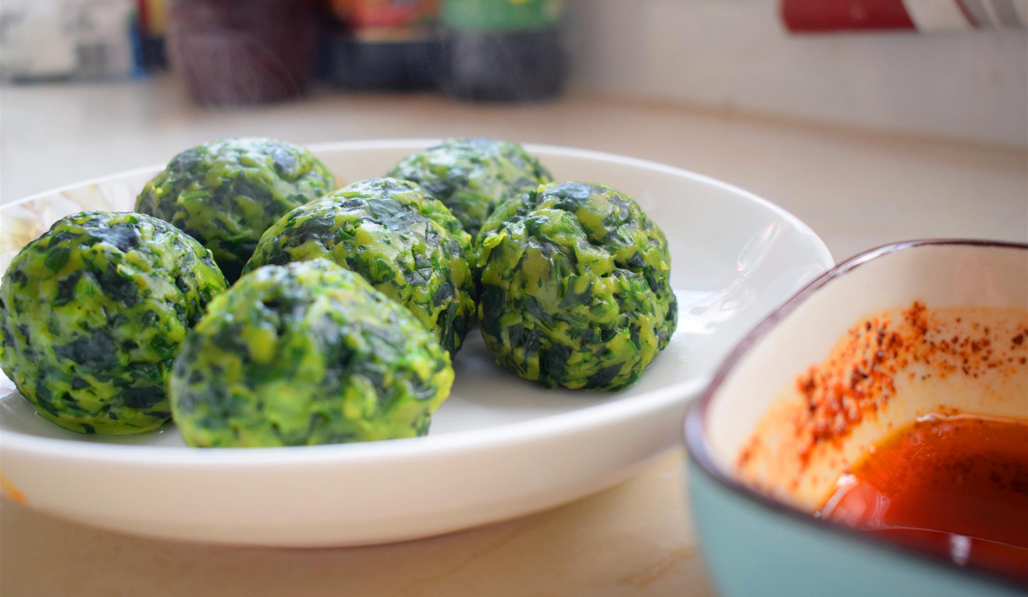 经典小吃:玉米面菠菜菜团详细做法,成品让人馋到流口水!