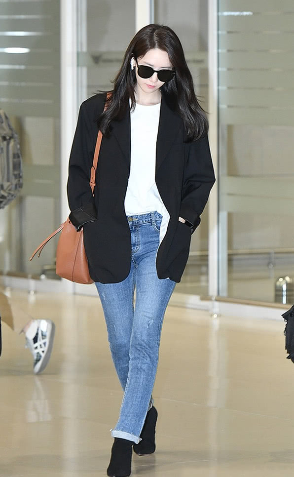 少女时代允儿身穿黑色西服外套搭配牛仔裤 营造出清新脱俗的魅力
