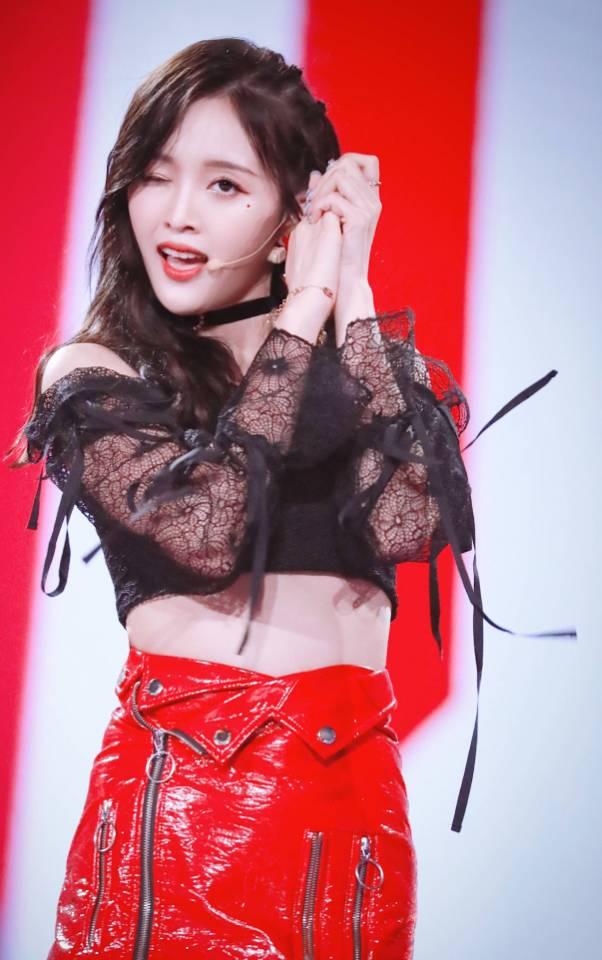 舞台上的吴宣仪,穿透视蕾丝上衣配金属半身红裙,动感十足!
