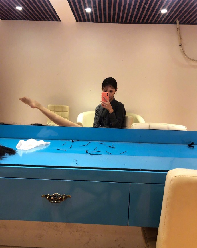 金晨椅子上劈叉自拍,两条腿的形状吓坏了网友