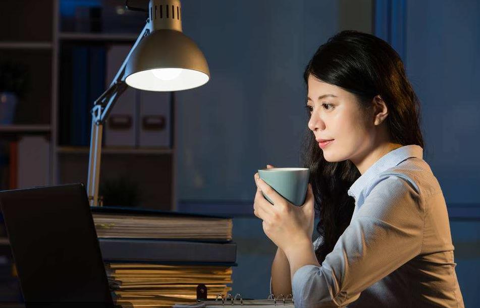 长期熬夜的人,平常多吃这3物,减少伤害,00后需要看看