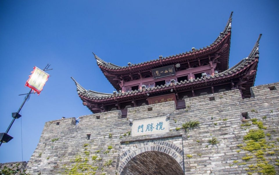 这座极少人知道的古城, 有一条国内保存最完整和最长历史街道