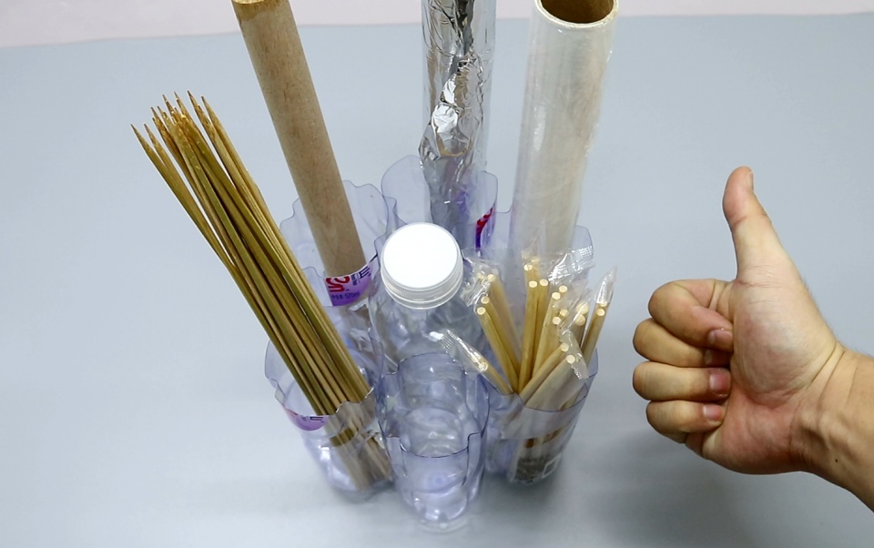 用7个塑料瓶制作一个全能的收纳筒,放在厨房里很实用