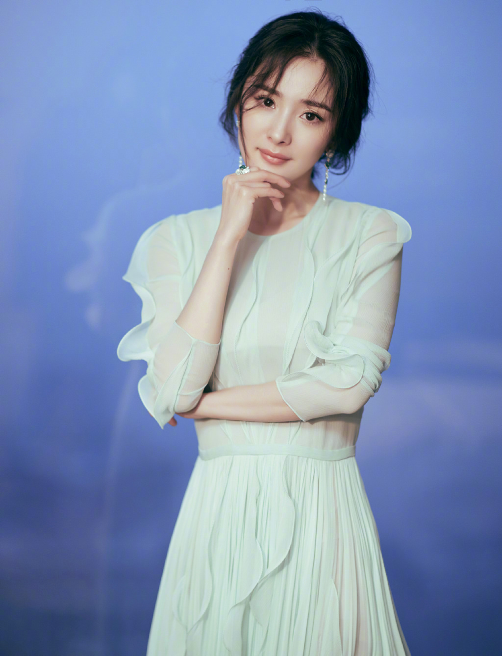 杨幂穿淡绿连衣裙本想扮次少女风,没想到发型没弄对,成了大妈样
