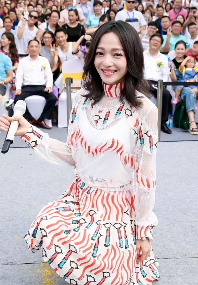 36岁张韶涵太爱美,把100多支口红印在身上,大写的服!