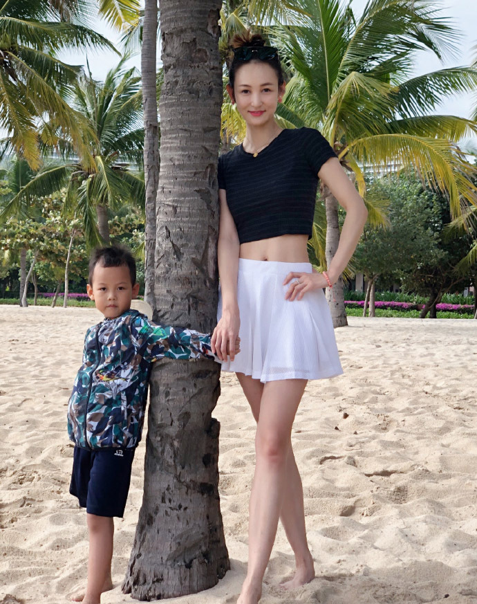 王皓妻子带两儿子海边玩穿红背心戴大耳坠露小蛮腰王皓未现身