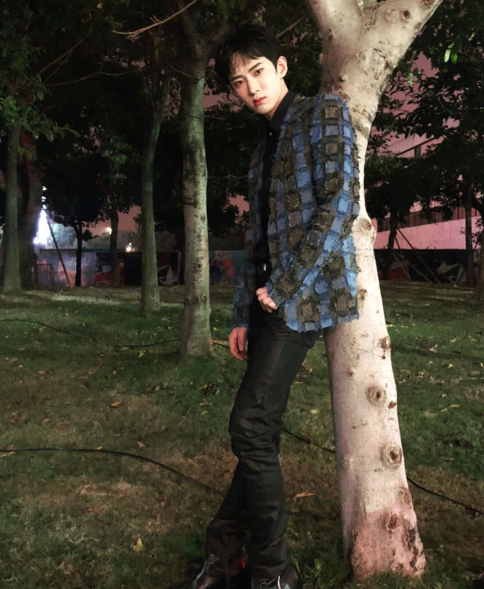 黄新淳很爱玩魔方?连西装都要是魔方拼接款?意外很出众