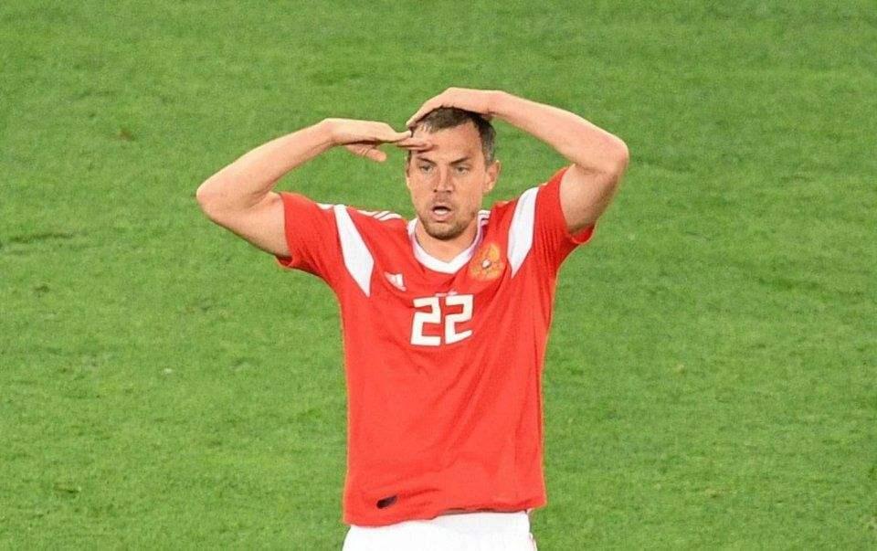 还记得俄罗斯世界杯上那个进球后行俄式军礼的高中锋久巴吗?