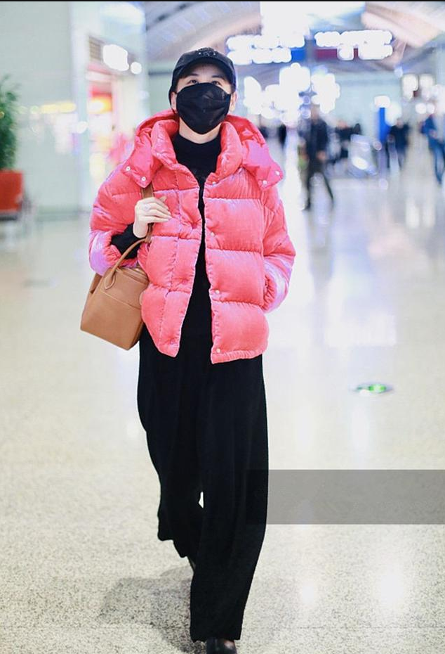 黄圣依身穿粉色羽绒服现身机场造型时尚甜美星范十足