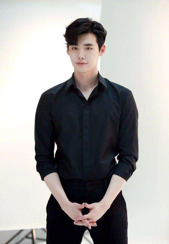 李钟硕近照中分依旧帅气十足一个细节却暴露了强迫症属性