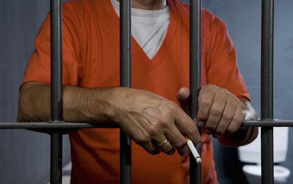 为什么入狱的犯人能抽上烟,他们的香烟来自哪儿?答案出人意料!