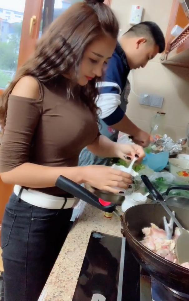 下厨的网红美女主播,展现美丽大方的气质