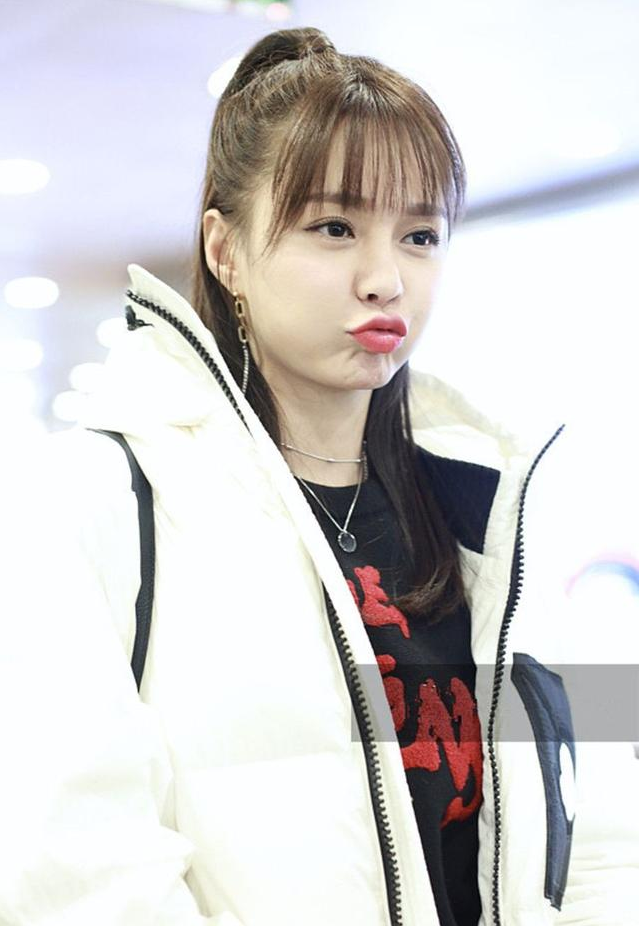 沈梦辰扎着马尾青春活力 对镜头嘟嘴比心卖萌开心挥手萌态十足