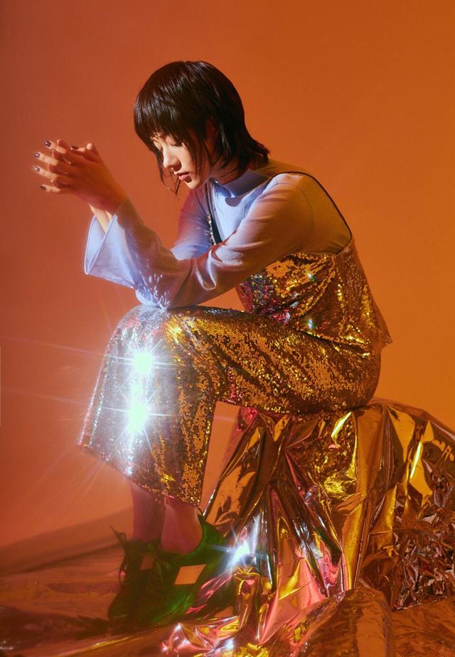 曾演《沙海》中神秘的沈琼,今穿红白格纹长裙,短发造型尽显帅气