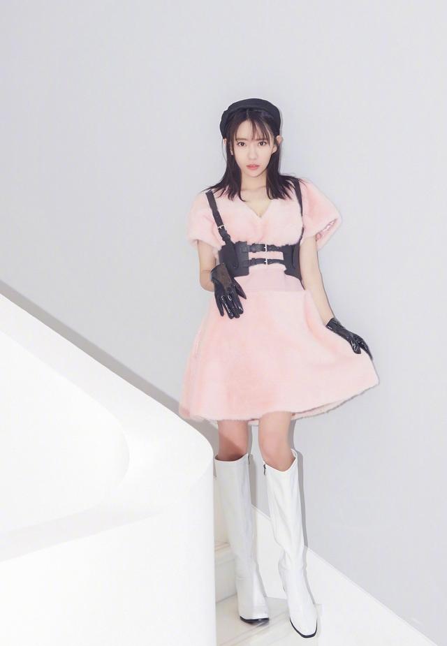 她是白宇女朋友穿牛仔裙帆布鞋大秀铅笔腿网友该增肥了