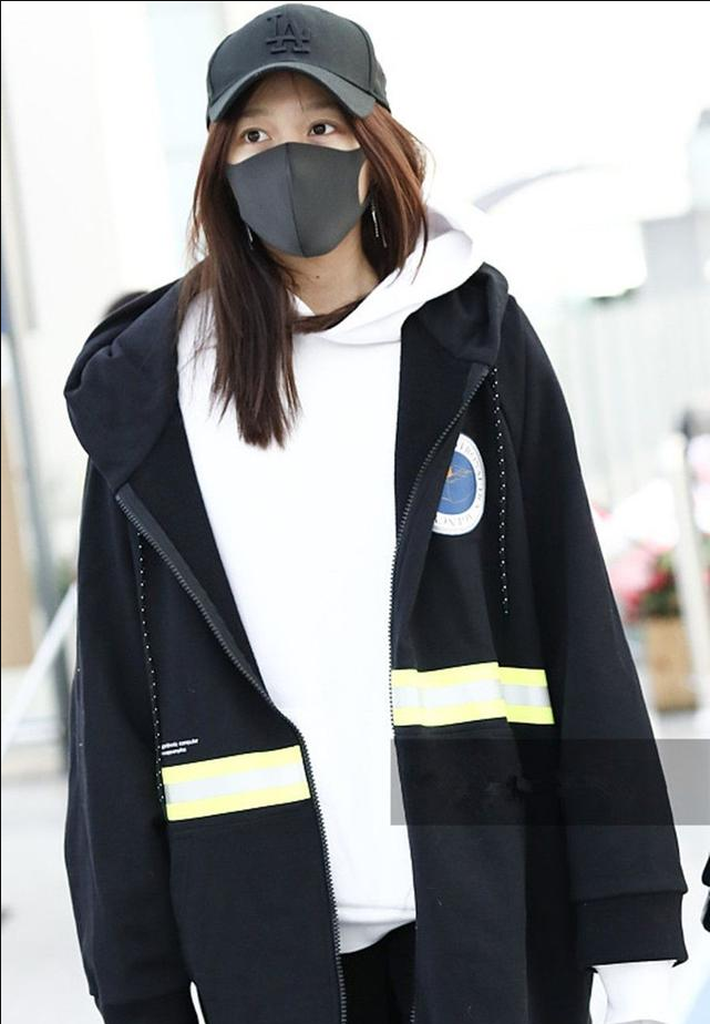 关晓彤口罩遮面包裹严行走间气场十足 一路与助理小姐姐热聊