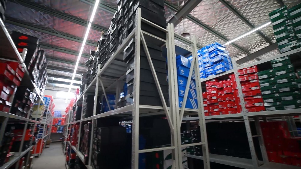 2万平米潮鞋仓库