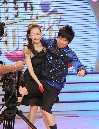 尴尬一击!韩东君被男星误撞,大张伟被女星误摸,他被汪星人误踢