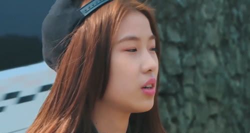 变形计:刘思琦带两捆人民币进村,当看到她穿的aj,真的不算啥